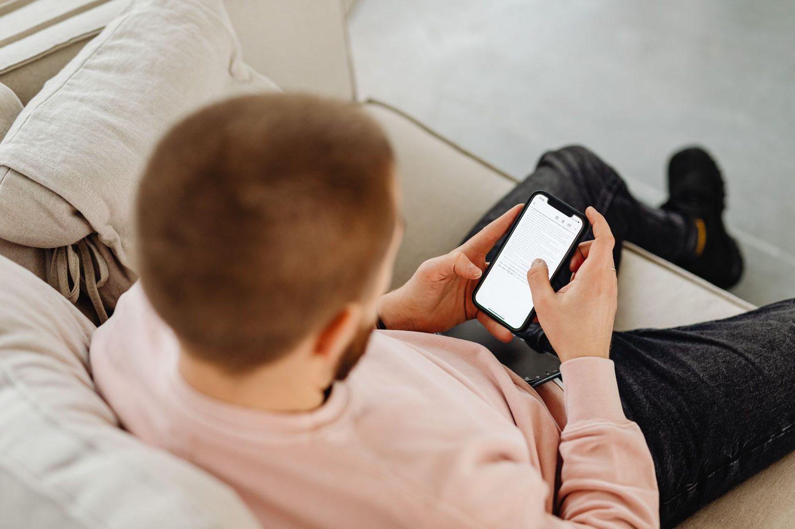 Faux SMS de livraison et de douane : décrypter la mécanique de l'arnaque au colis