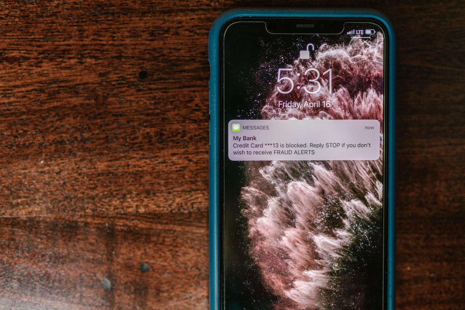Arnaques SMS pendant les vacances : hébergements, péages et cartes d'embarquement piégés
