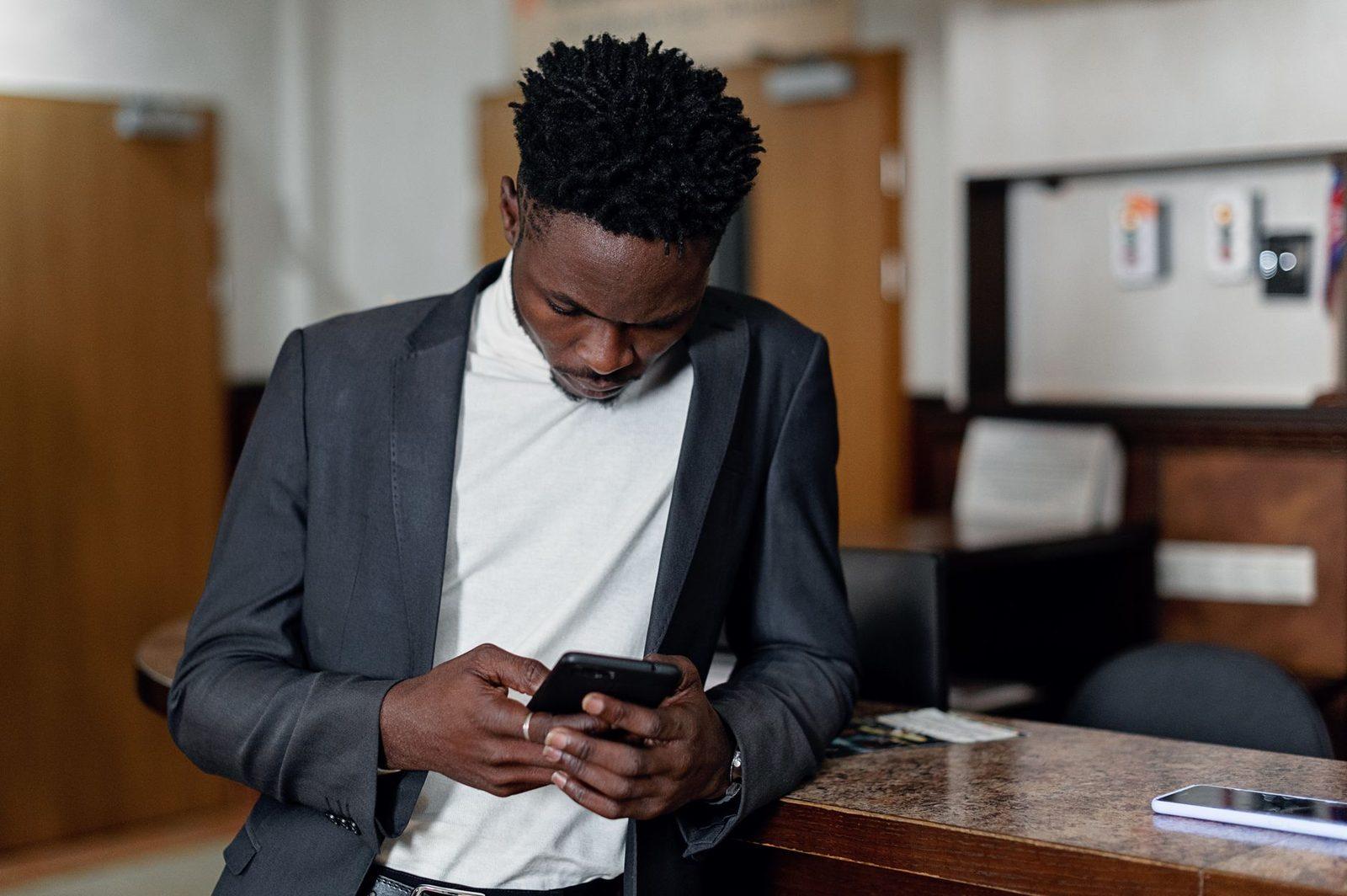 Faux SMS de recrutement : quand une offre d'emploi trop belle sert à vider votre compte