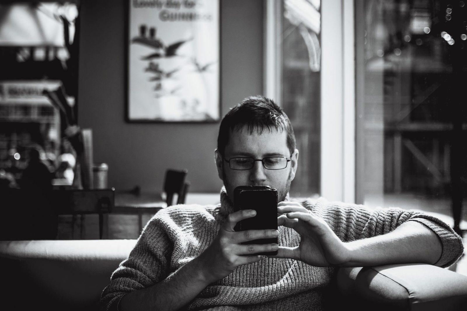 « Votre téléphone est infecté » : l'arnaque au faux support technique qui commence par un SMS
