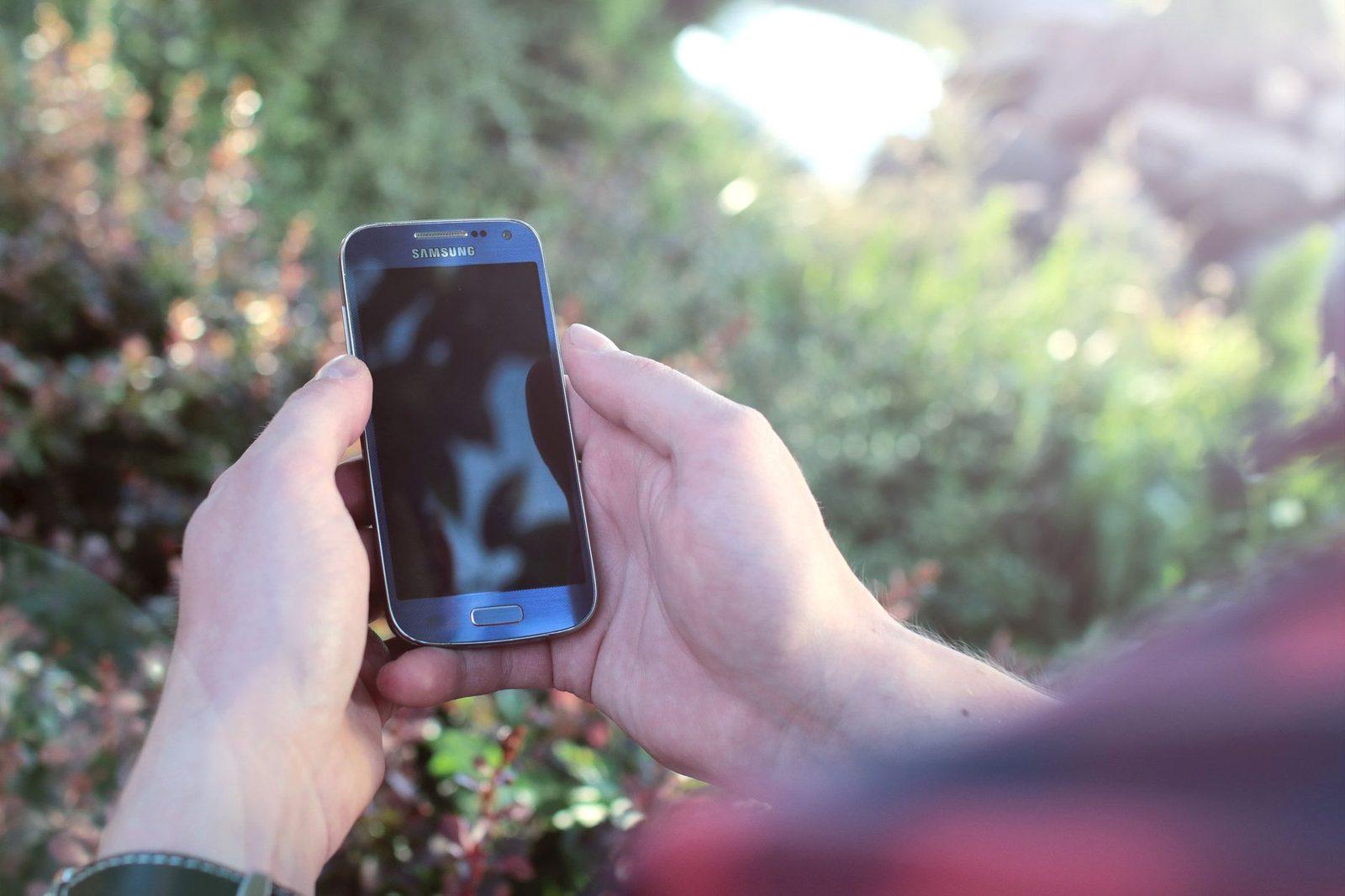 QR codes piégés sur les horodateurs et bornes de recharge : le quishing s'installe dans la rue