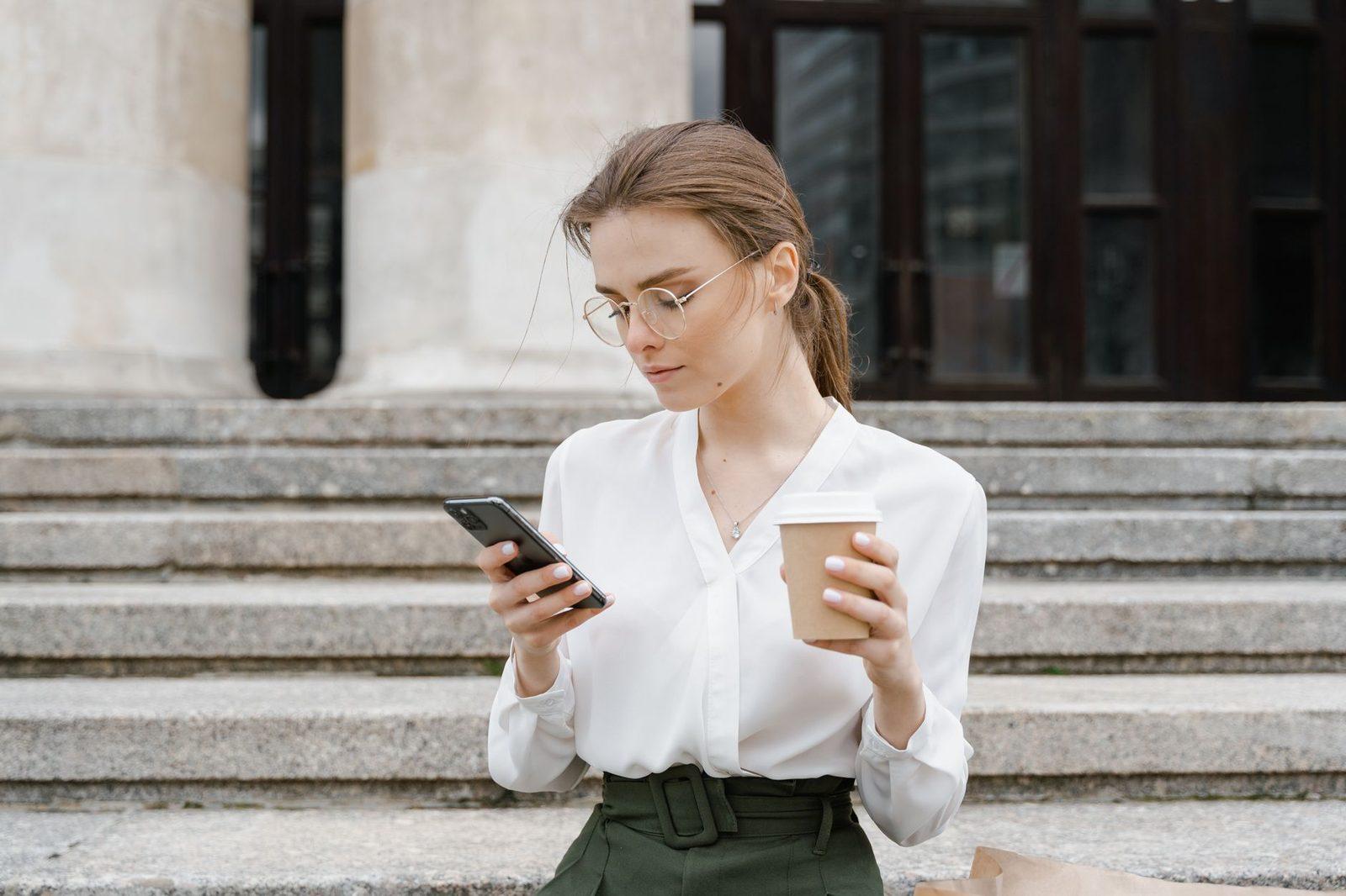 « Donnez-moi le code de retrait » : l'arnaque au SMS qui détourne votre colis en point relais